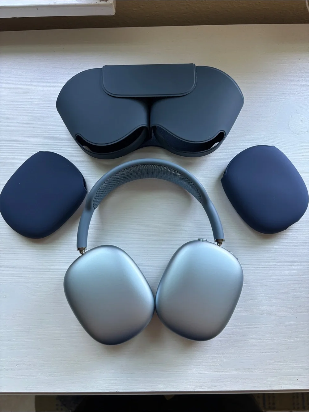 Apple Airpods Max in Blue - Picture 3 of 14